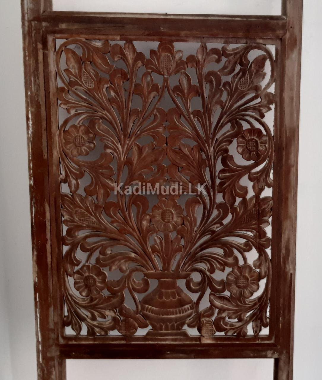 කොස් ලීයෙන් තැනූ පුන් කලස් කැටයම් සහිත ජනේල පියන්