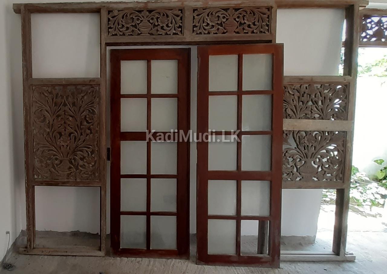 කොස් ලීයෙන් තැනූ පුන් කලස් කැටයම් සහිත ජනේල පියන්