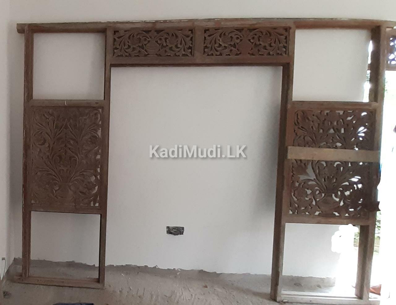 කොස් ලීයෙන් තැනූ පුන් කලස් කැටයම් සහිත ජනේල පියන්