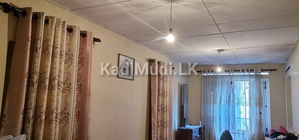 ගාල්ල උඩුගම මාර්ගයෙන් ඉඩමක් සමඟ නිවසක්